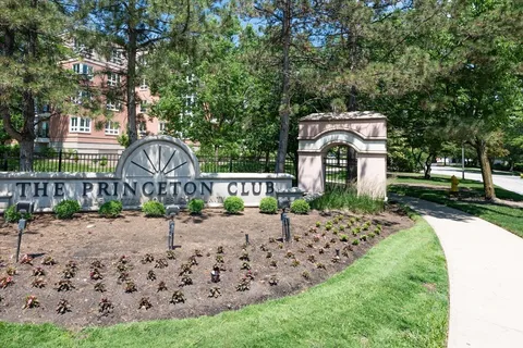 $575,000 | 3042 Lexington Lane, Unit 3R41, Glenview, IL 60026