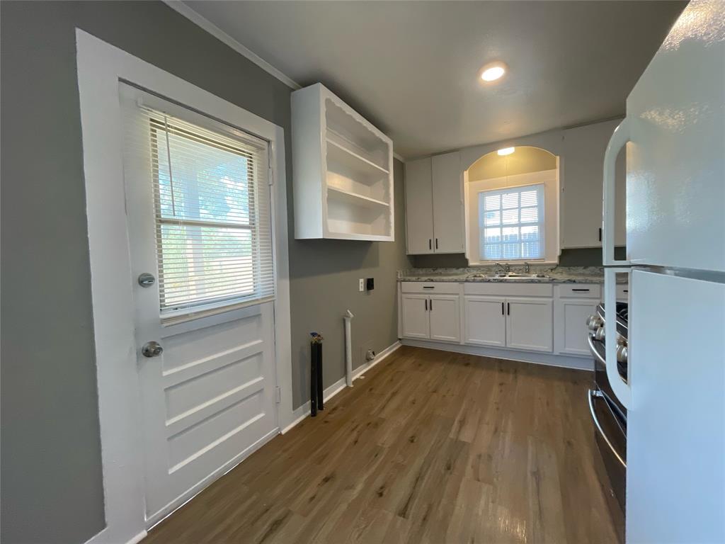 216 East Division Street Pilot Point, TX 76258 - Photo 7 of 17