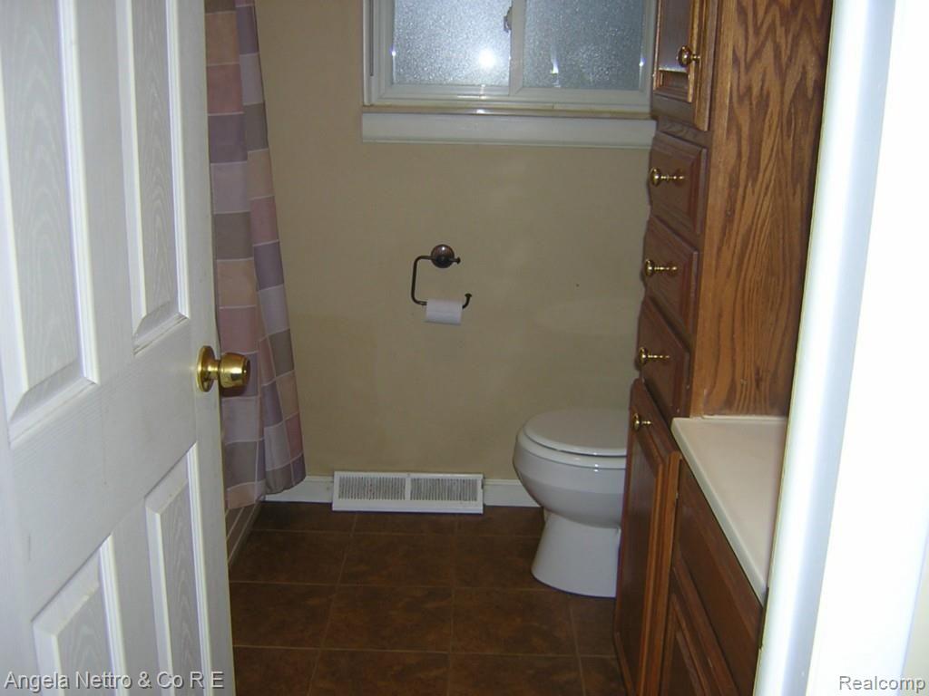 19700 Karr Road Belleville, MI 48111 - Photo 9 of 23 FULL BATH REMODELED