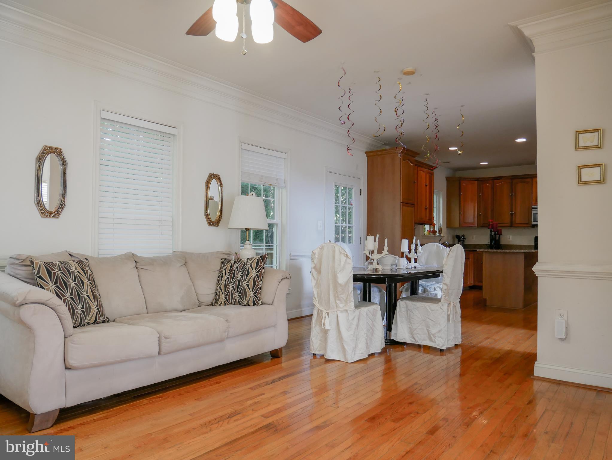 10409 Colesville Road Silver Spring, MD 20901 - Photo 6 of 30 Living Room