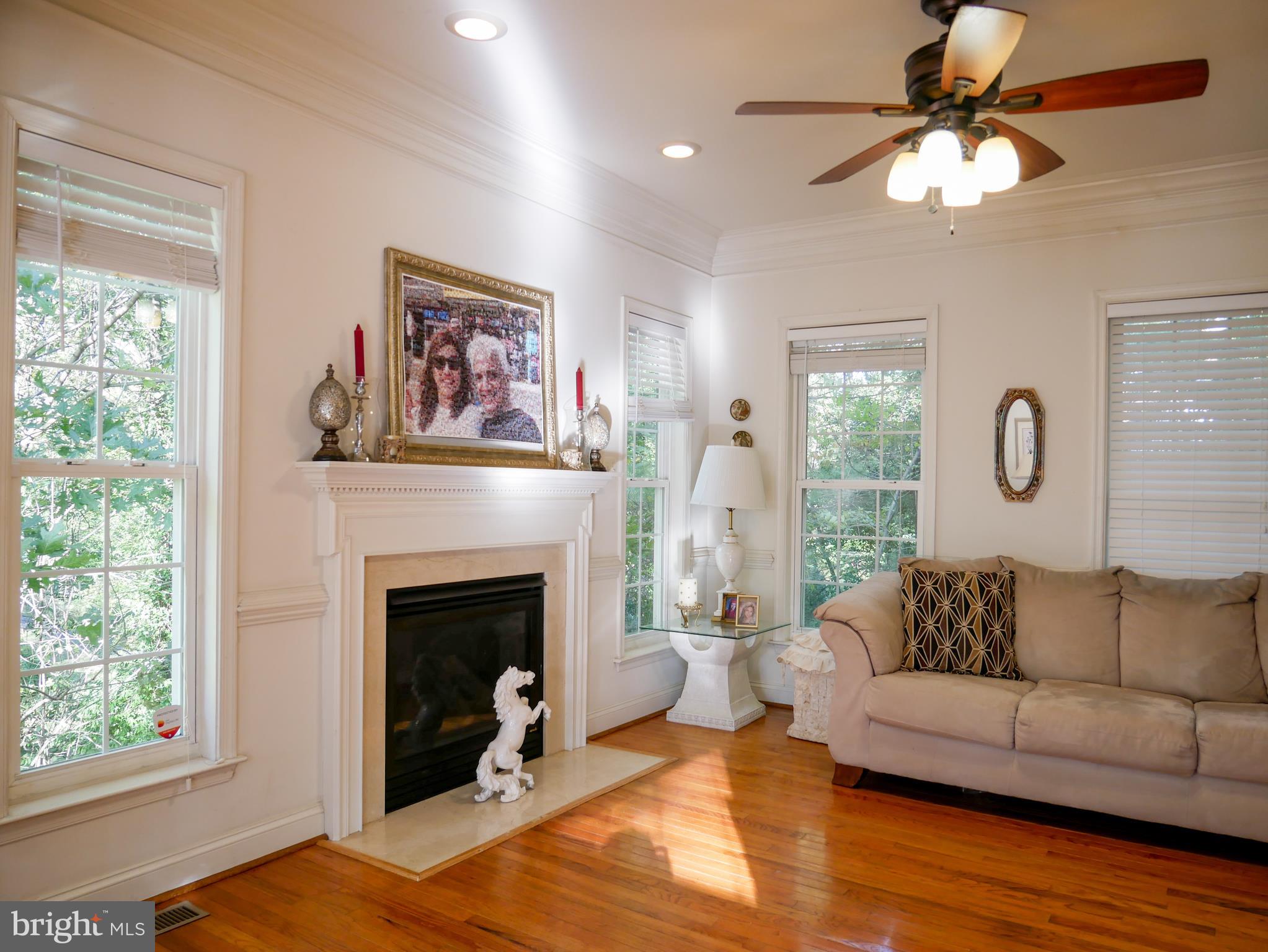 10409 Colesville Road Silver Spring, MD 20901 - Photo 7 of 30 Living Room