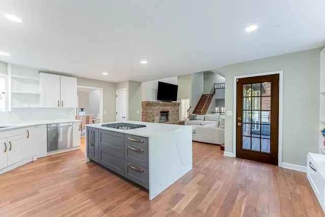 $829,900 | 120 Pratt Boulevard, Schaumburg, IL 60193