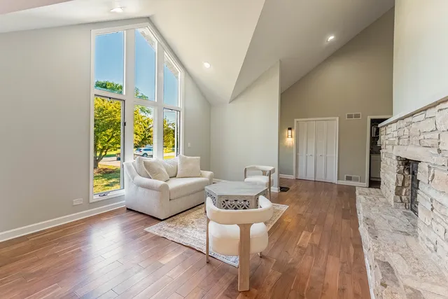 $829,900 | 120 Pratt Boulevard, Schaumburg, IL 60193