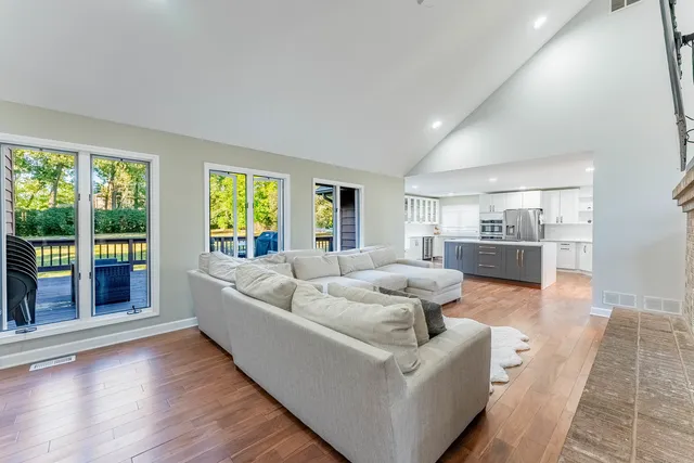 $829,900 | 120 Pratt Boulevard, Schaumburg, IL 60193