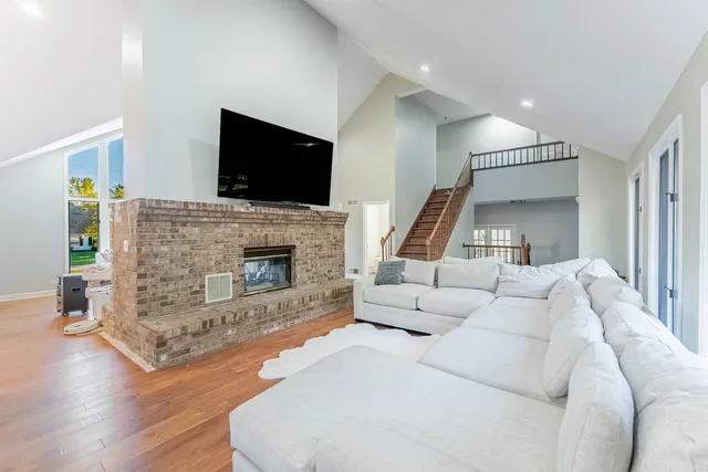 $829,900 | 120 Pratt Boulevard, Schaumburg, IL 60193