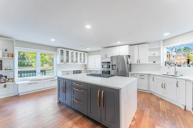 $829,900 | 120 Pratt Boulevard, Schaumburg, IL 60193