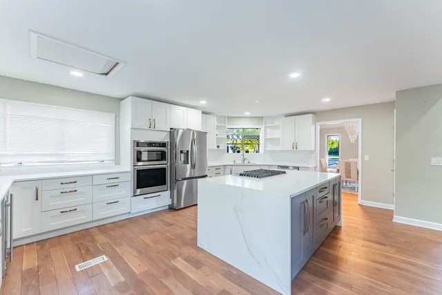 $829,900 | 120 Pratt Boulevard, Schaumburg, IL 60193