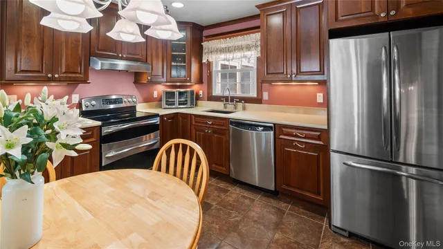 $599,999 | 2880 Brookfield Drive, Yorktown Heights, NY 10598