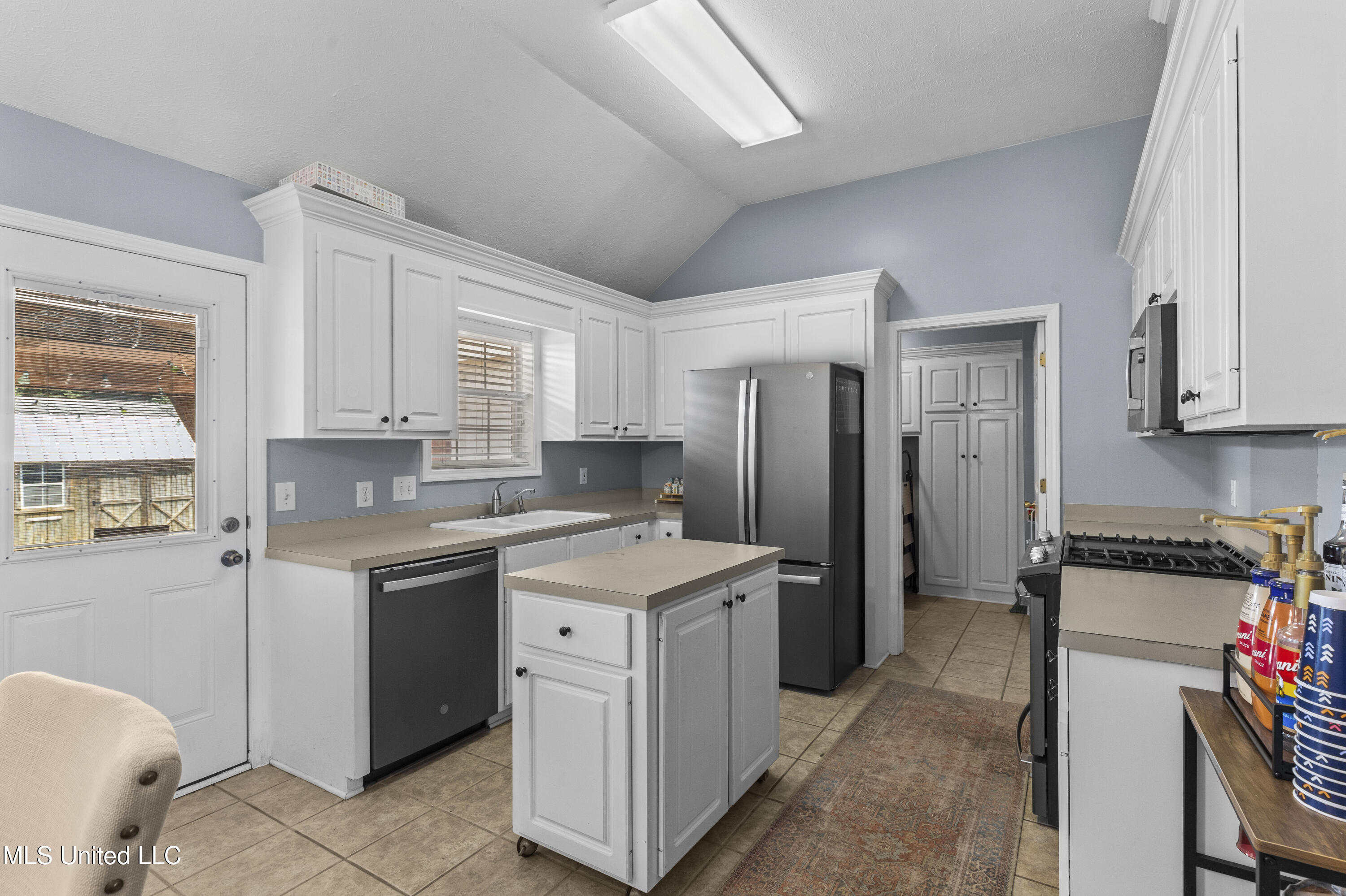 128 Hunters Row Madison, MS 39110 - Photo 4 of 23 40BFE8FE-9DD0-4243-922F-A0A2934F3AF4