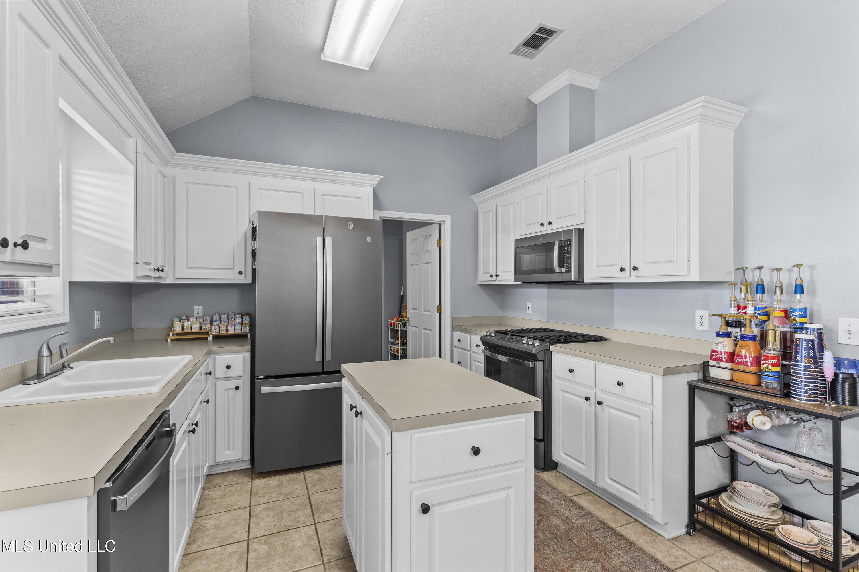 128 Hunters Row Madison, MS 39110 - Photo 5 of 23 5992B3E6-3436-47AF-977F-89C7AD2FED3B