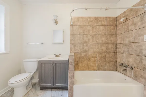 $1,450 | 7839 South Kingston Avenue, Unit 3, Chicago, IL 60649