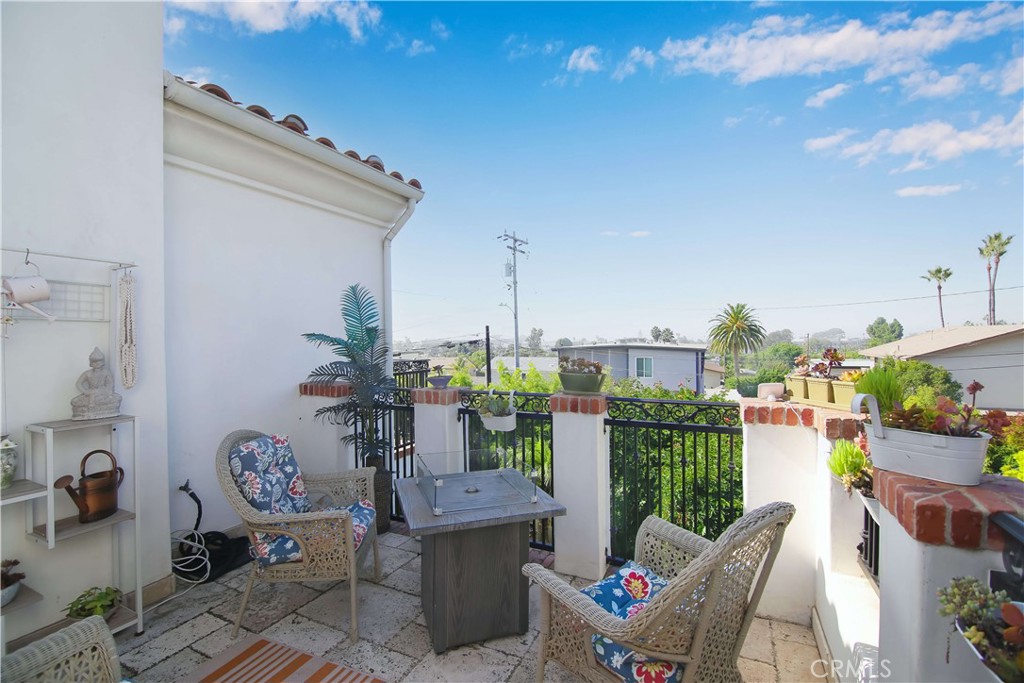 1015 Gardena Road Encinitas, CA 92024 - Photo 22 of 42 a living room with patio furniture