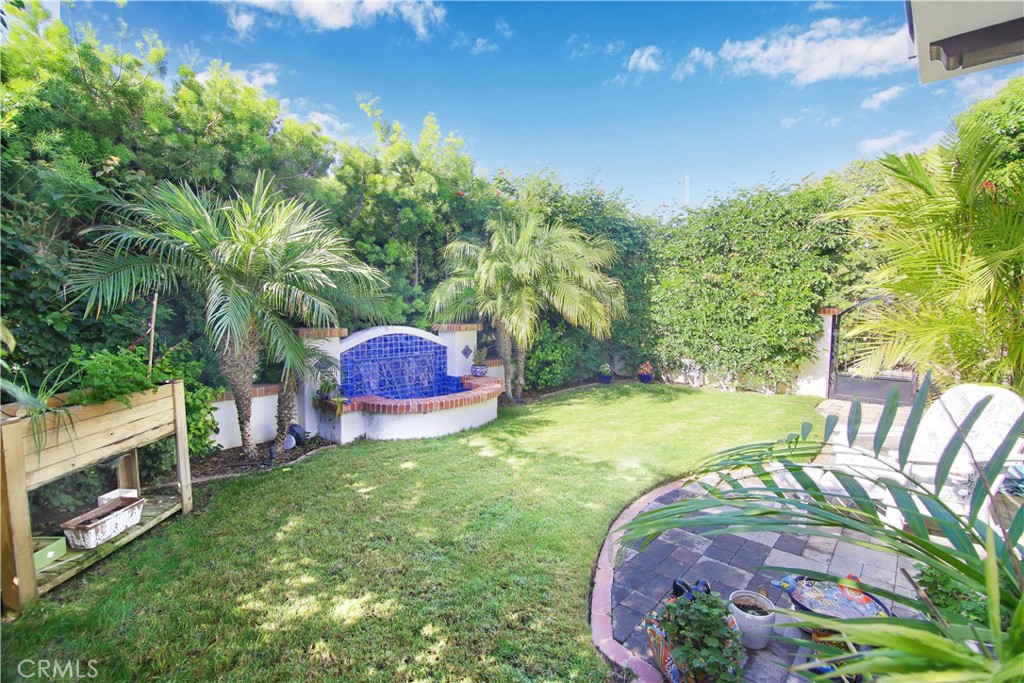 1015 Gardena Road Encinitas, CA 92024 - Photo 32 of 42 a view of a backyard with a garden