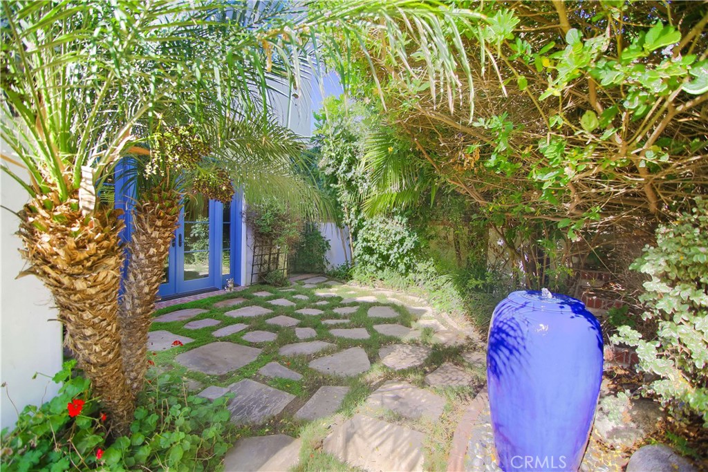 1015 Gardena Road Encinitas, CA 92024 - Photo 34 of 42 a view of a backyard