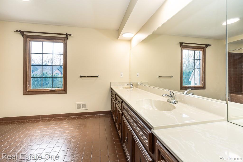 1020 Hidden Lane Rochester, MI 48309 - Photo 35 of 50