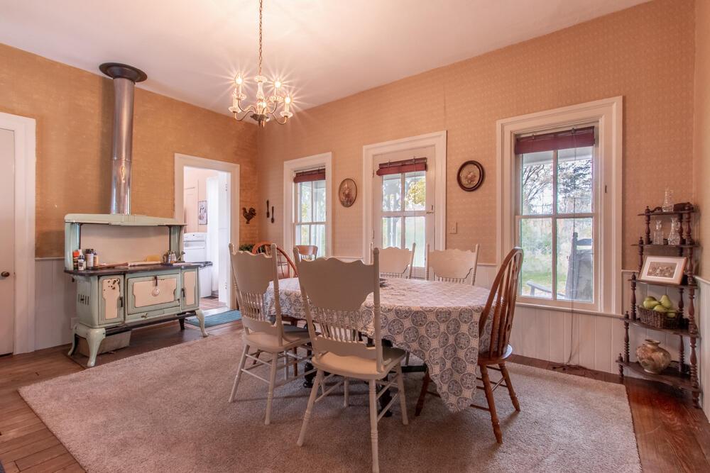 4561 North Lake Road Clarklake, MI 49234 - Photo 17 of 27 4561 dinning room