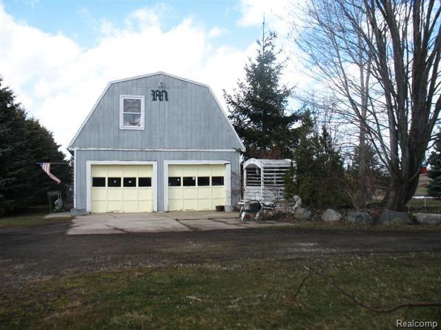 13126 Gilbert Road Memphis, MI 48041 - Photo 20 of 25 Garage 2 story