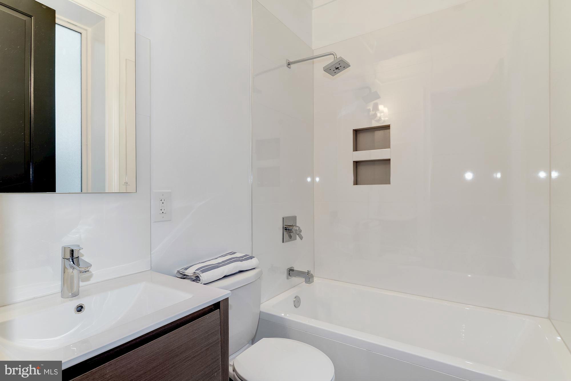 2464 Ontario Road Northwest, Unit 2 Washington, DC 20009 - Photo 5 of 13 Bath