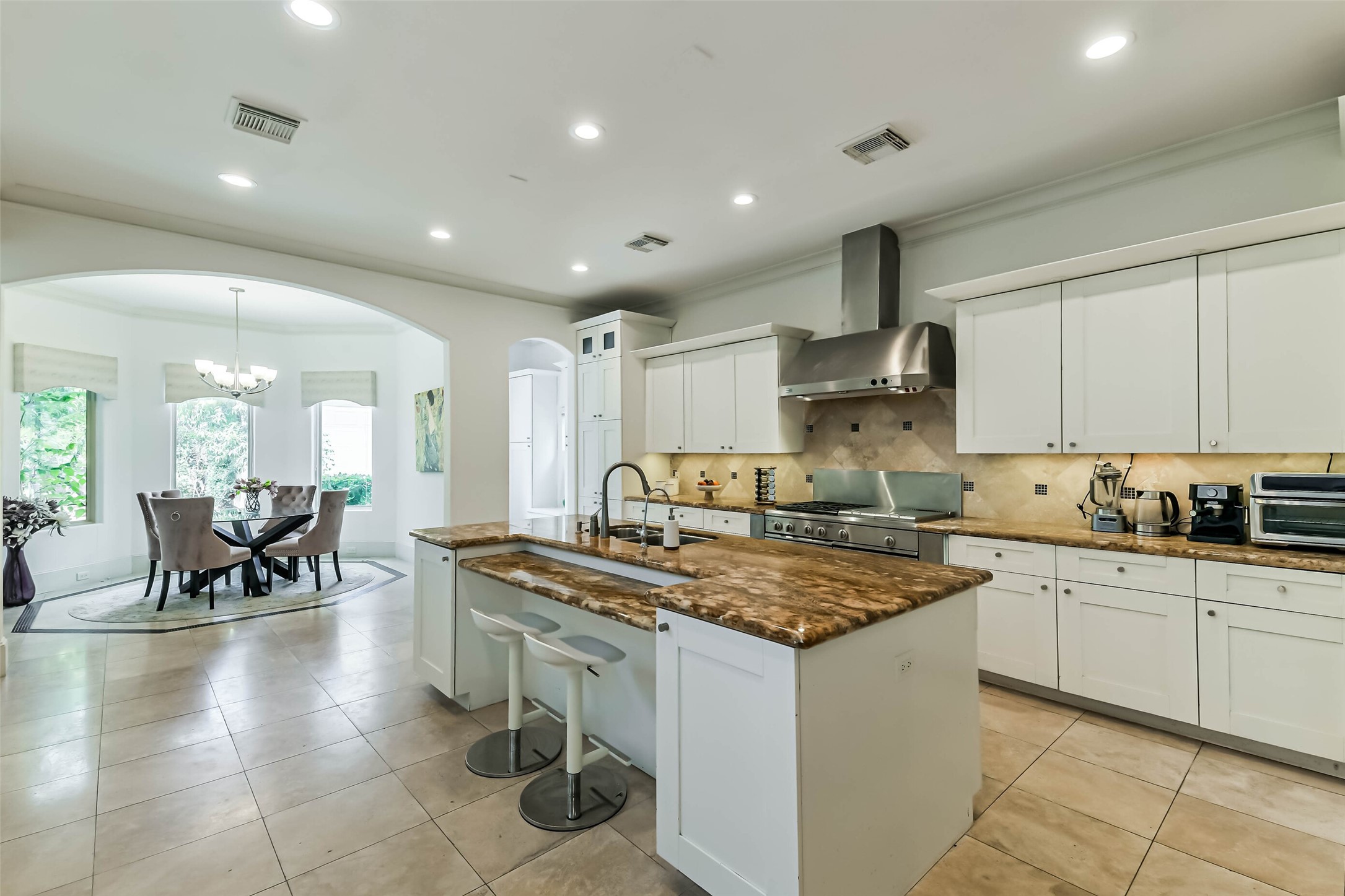 2502 Chimney Rock Road Houston, TX 77056 - Photo 26 of 50 Spacious and bright kitchen