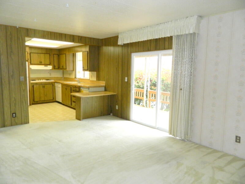 2373 Webster Road Grants Pass, OR 97526 - Photo 19 of 47 Family Room & Kitchen