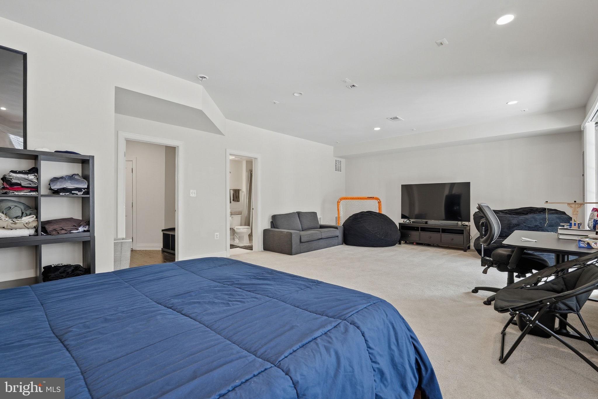 22597 Windsor Locks Square Ashburn, VA 20148 - Photo 19 of 44 a bedroom with a bed and a desk