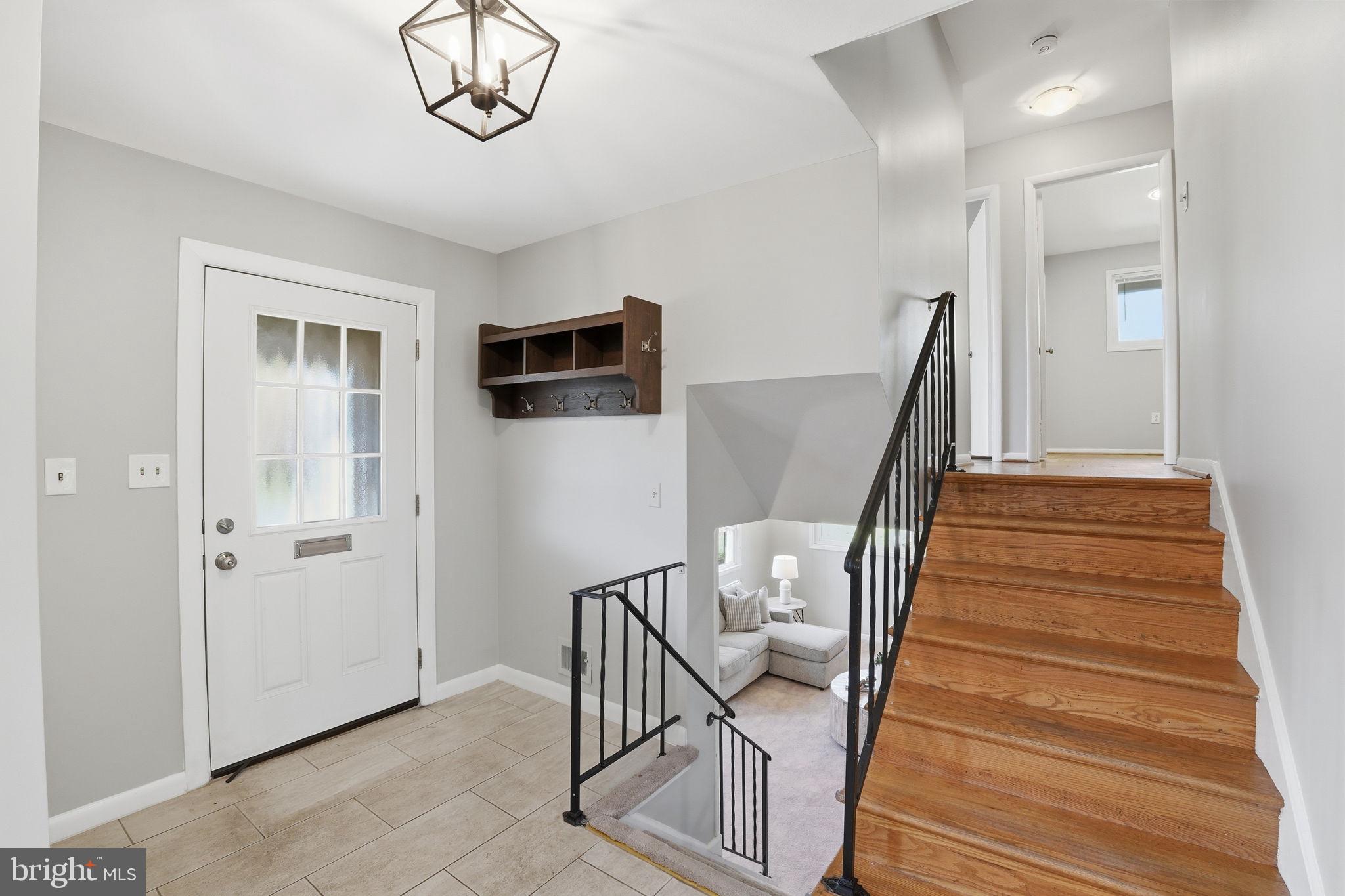 912 Burnt Crest Lane Silver Spring, MD 20903 - Photo 2 of 24 Entry