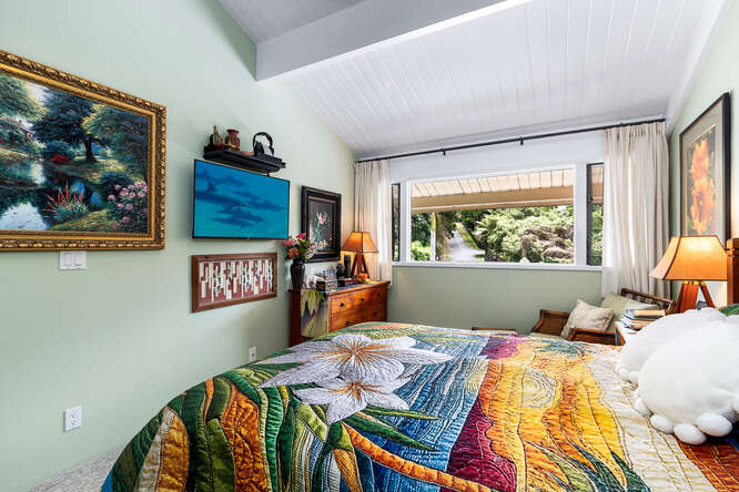 79-7199 Kona Coffee Villas, Unit 315 Holualoa, HI 96725 - Photo 17 of 28 a bed sitting in a bedroom next to a window