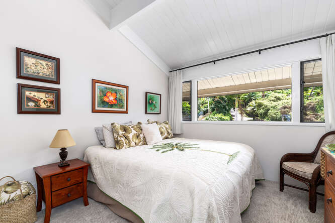 79-7199 Kona Coffee Villas, Unit 315 Holualoa, HI 96725 - Photo 20 of 28 a bedroom with a bed and a large window