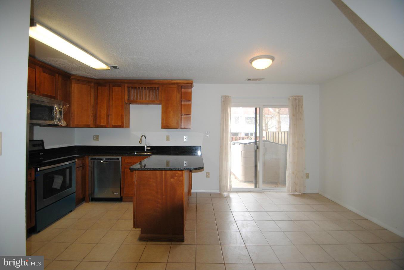 2372 Southgate Square Reston, VA 20191 - Photo 4 of 13 Dining Room