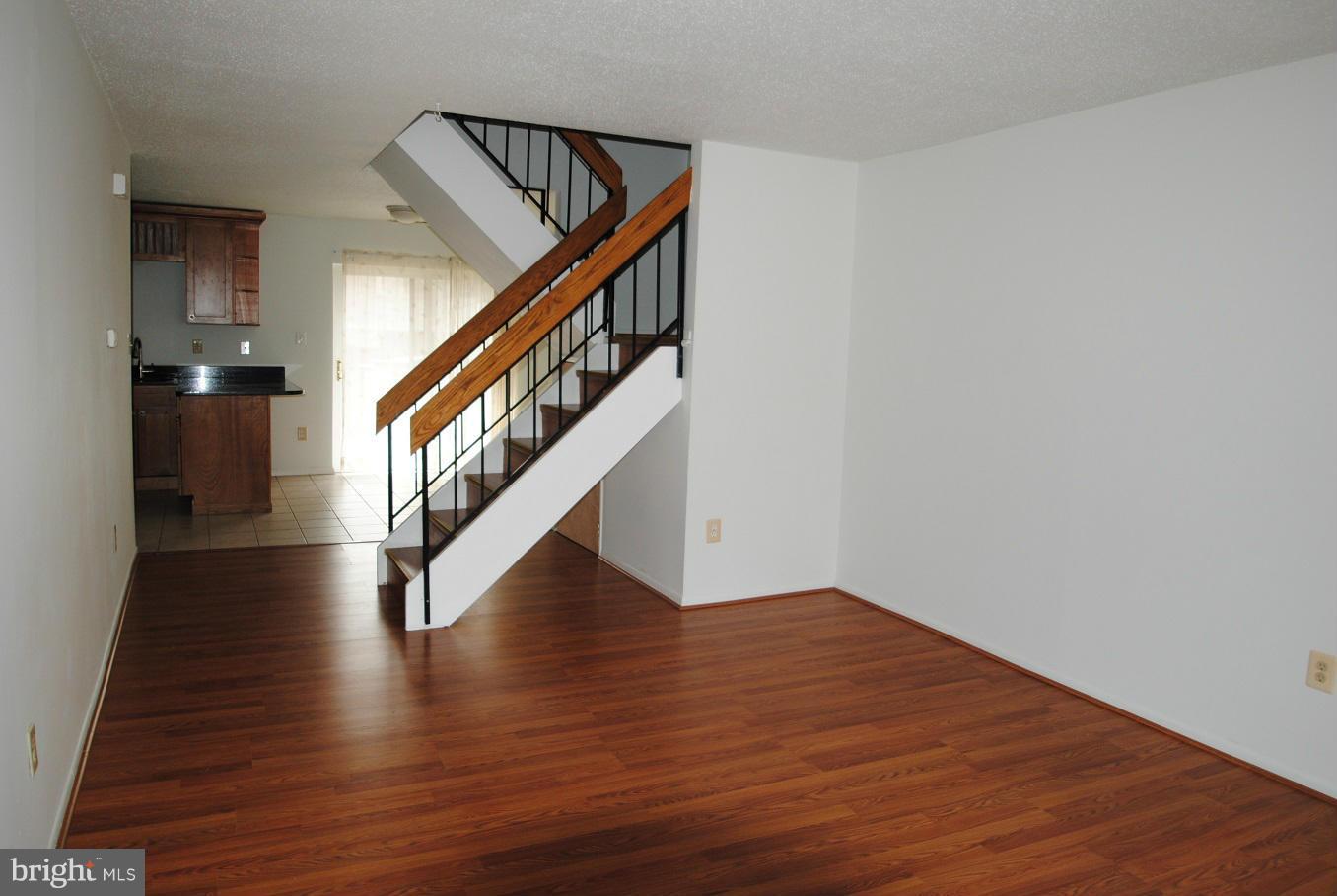 2372 Southgate Square Reston, VA 20191 - Photo 5 of 13 Living Room