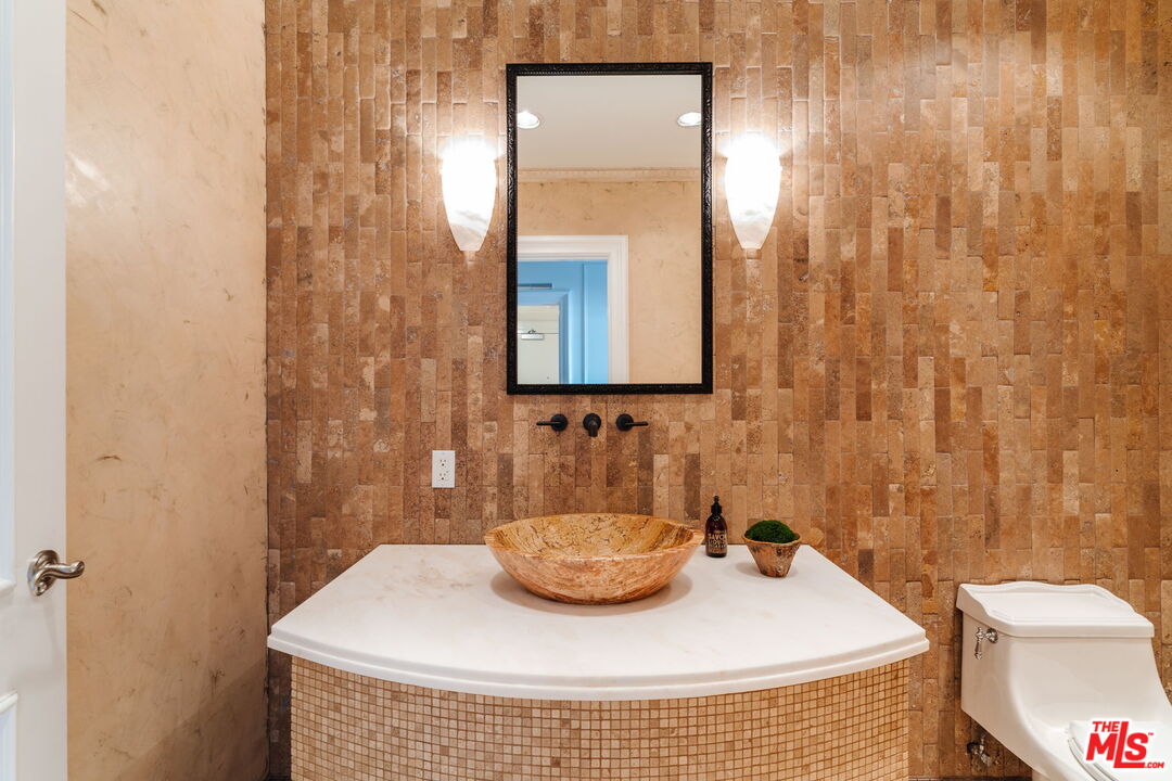 10800 Wilshire Boulevard, Unit 502 Los Angeles, CA 90024 - Photo 13 of 29 a bathroom with a sink and a mirror