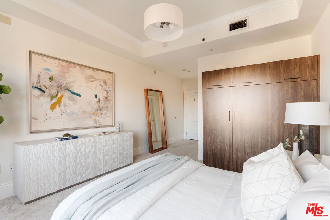 10800 Wilshire Boulevard, Unit 502 Los Angeles, CA 90024 - Photo 19 of 29 a bedroom with a bed and a painting on the wall