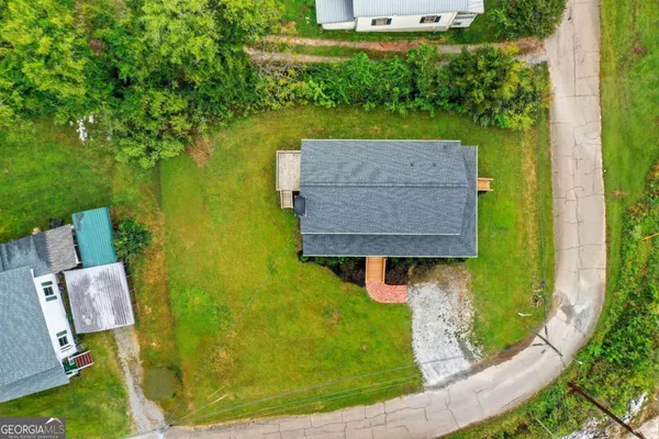 an aerial view of a house having yard