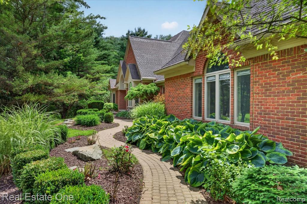 425 Courtney Road Leonard, MI 48367 - Photo 3 of 89 Gallery Image 3