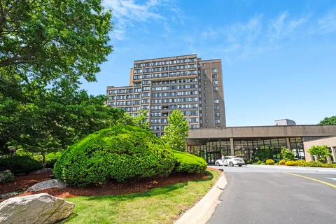 $699,000 | 250 Hammond Pond Parkway, Unit 916S, Newton, MA 02467