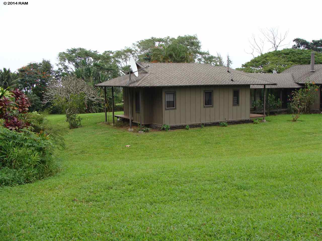 60 Kalo Road, Unit 19 Hana, HI 96713 - Photo 20 of 30 a backyard of a house with plants and large trees