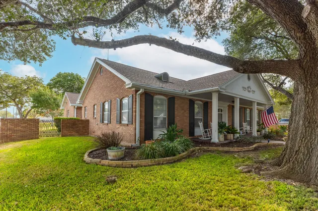 $499,999 | 608 Bohlmann Avenue, Schulenburg, TX 78956