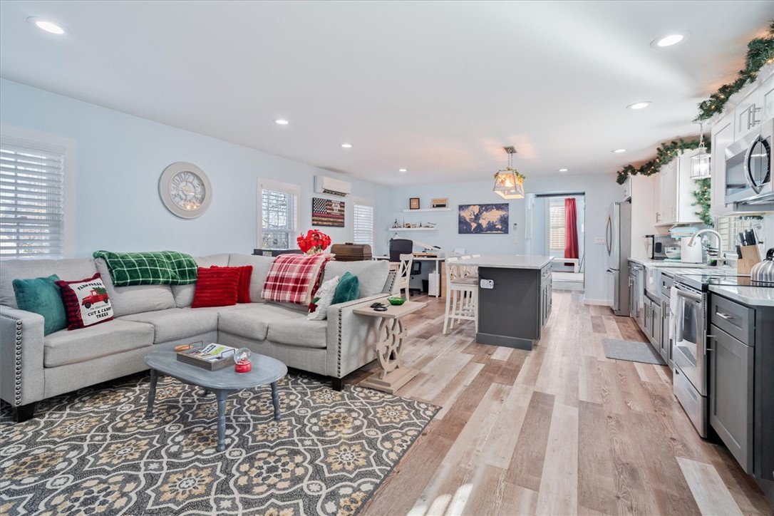 126 Narrows Road Bristol, RI 02809 - Photo 4 of 28