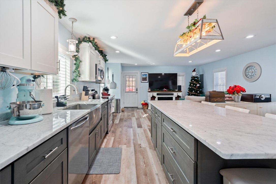 126 Narrows Road Bristol, RI 02809 - Photo 7 of 28