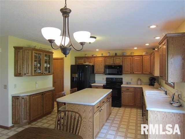 2026 Ashford Road Bettendorf, IA 52722 - Photo 6 of 22 Gallery Image 6