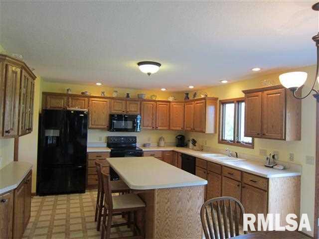 2026 Ashford Road Bettendorf, IA 52722 - Photo 8 of 22 Gallery Image 8