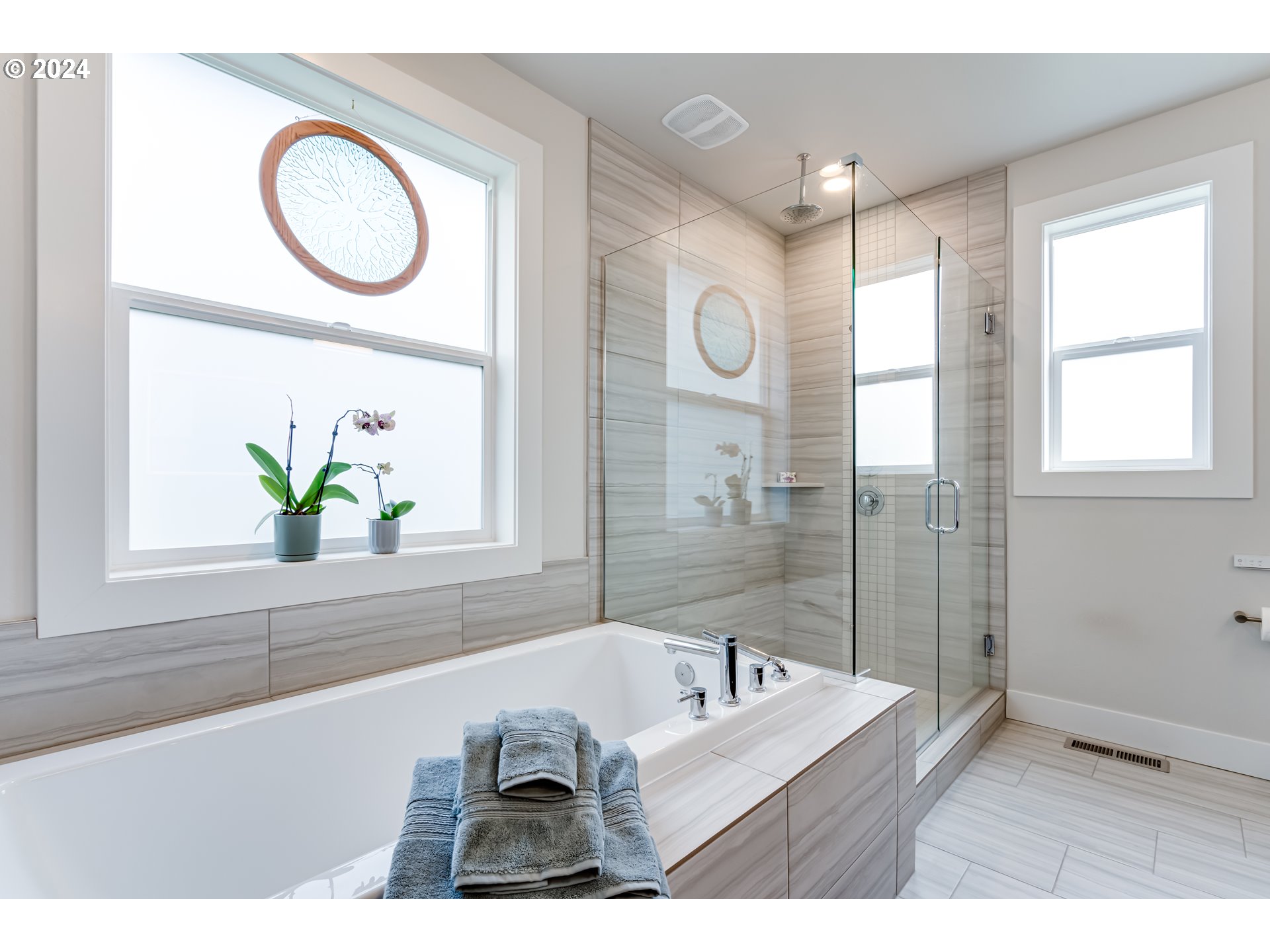 1876 John Day Drive Eugene, OR 97408 - Photo 19 of 43 a bathroom with a bathtub a sink and a window