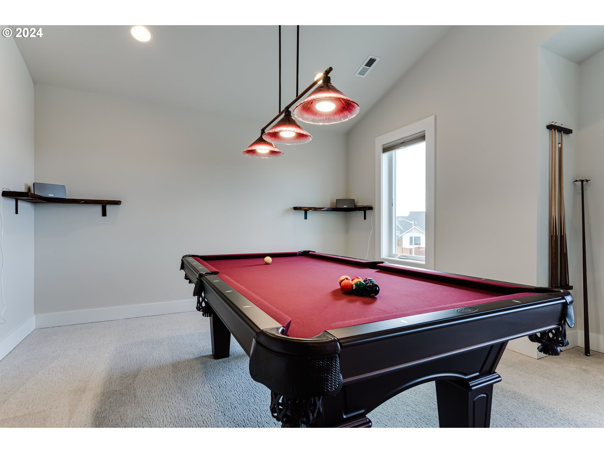 1876 John Day Drive Eugene, OR 97408 - Photo 35 of 43 a room with table and chairs