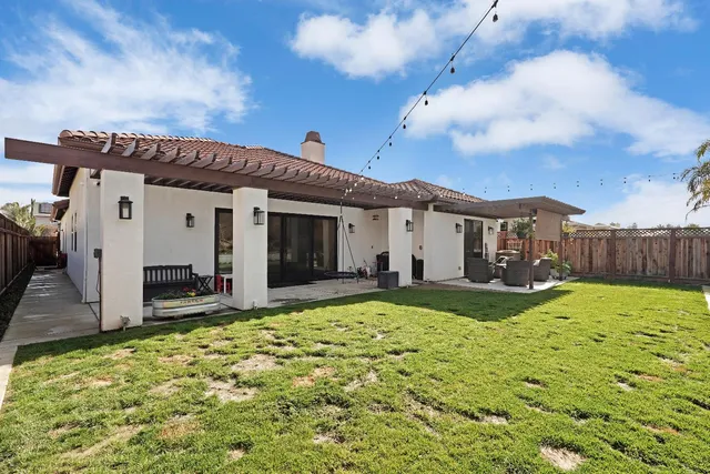 a view of a house with backyard