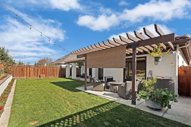 a view of a house with backyard and porch