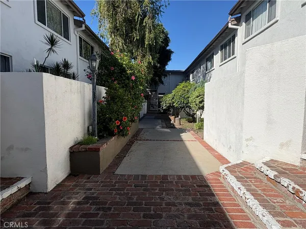 $2,450 | 18619 Collins Street, Unit F29, Tarzana, CA 91356