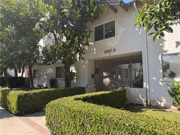 $2,450 | 18619 Collins Street, Unit F29, Tarzana, CA 91356