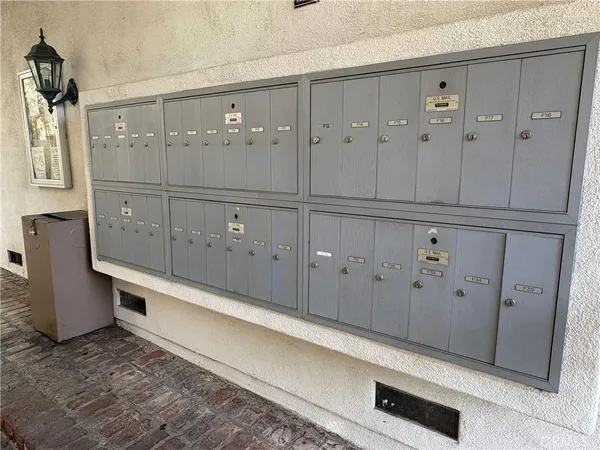 $2,450 | 18619 Collins Street, Unit F29, Tarzana, CA 91356