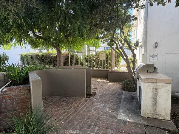$2,450 | 18619 Collins Street, Unit F29, Tarzana, CA 91356