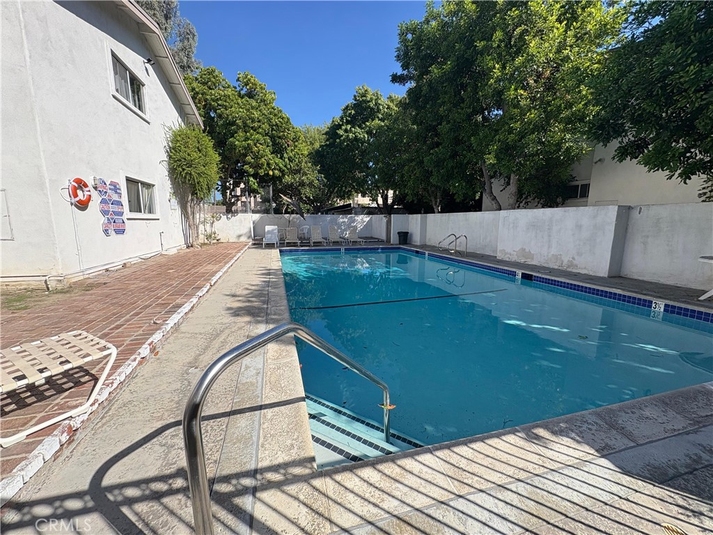 18619 Collins Street, Unit F29 Tarzana, CA 91356 - Photo 23 of 29 a view of a backyard and basketball court